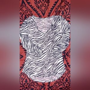 Like new Wallflower 3/4 sleeve v neck shirt size medium